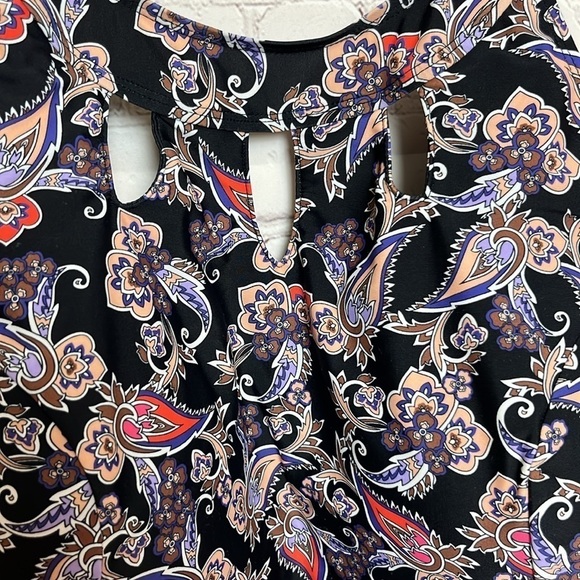 Septangle High Neck Key Hole Tankini Top in Paisley Print - Picture 4 of 12